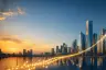 منطقة مالية حديثة غير موسومة عند الغروب مع مسار ضوئي صاعد مجرد